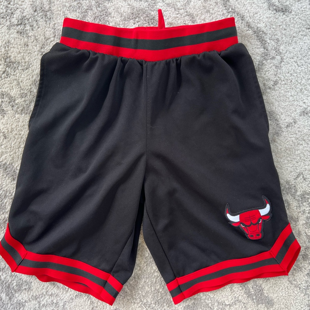 Chicago Bulls men’s small Black and Red Athletic Shorts